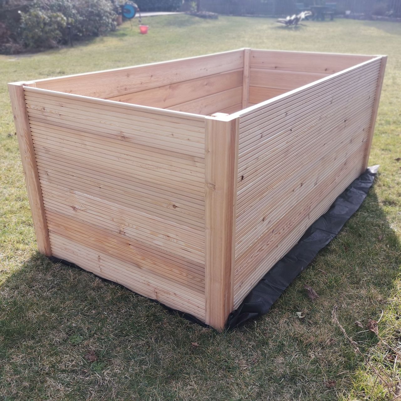 Hochbeet aus 24 mm starkem Lärchenholz, einseitig fein, einseitig grob geriffelt 