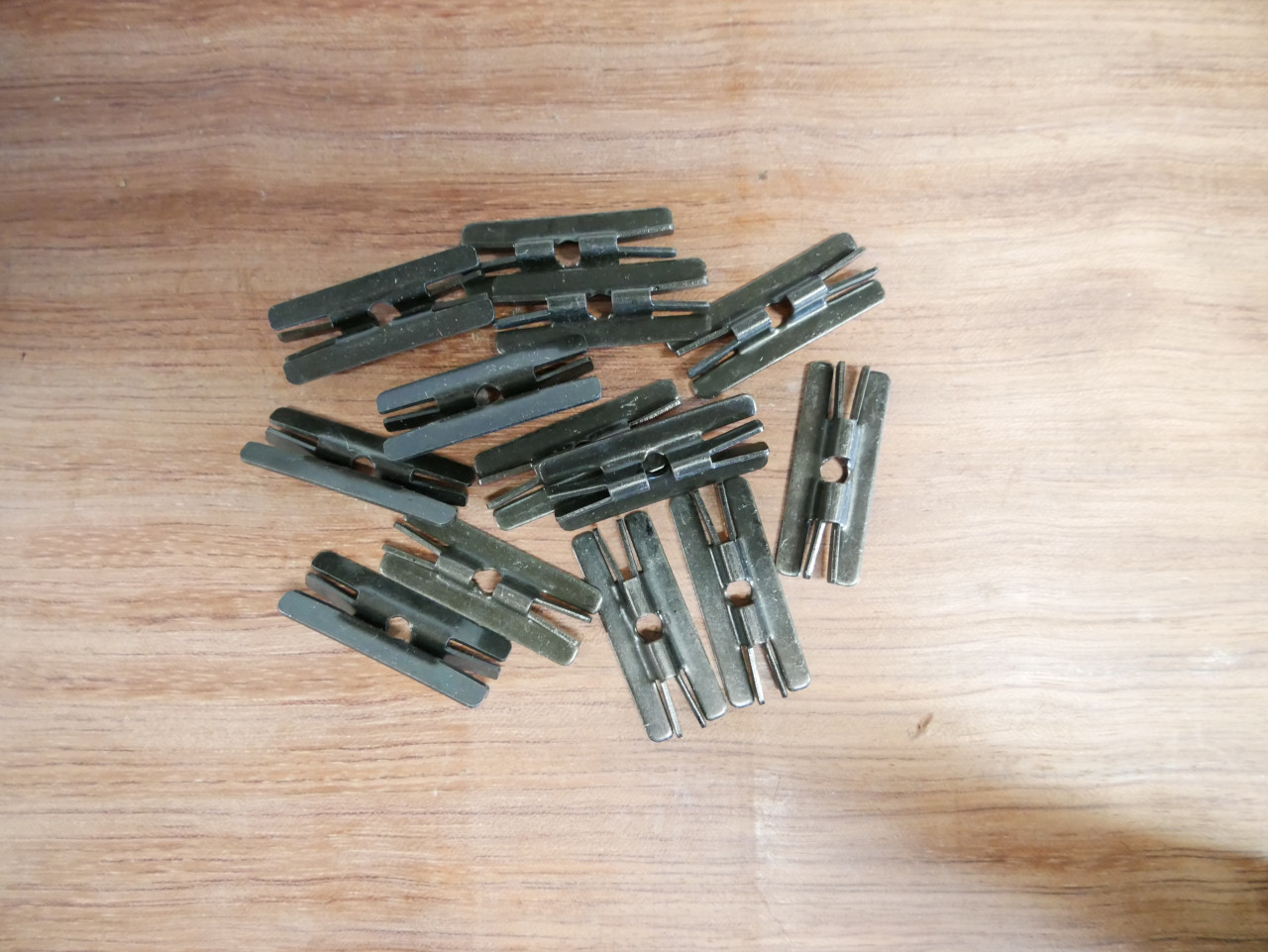 Metallklammern für 20 und 25 mm WPC und BPC Dielen, Paket á 50 Stck. 